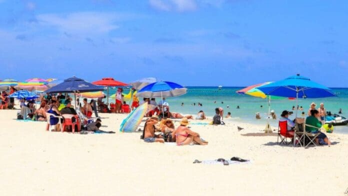 Brindan protección a turistas en zona de playas