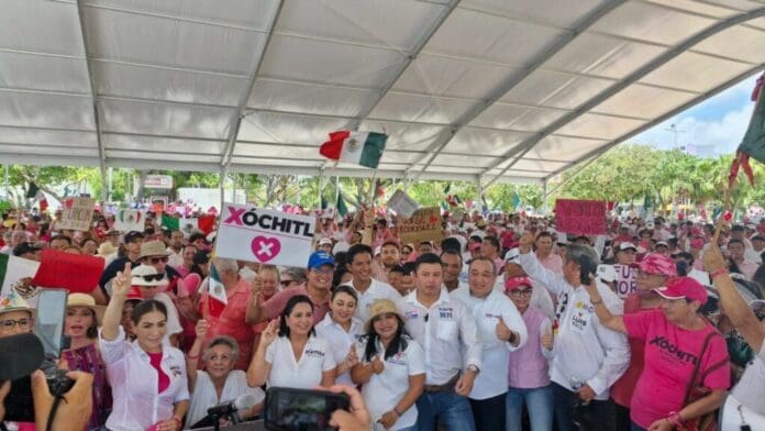 Poco más de dos mil personas participaron en la marcha de la Marea Rosa realizada en Cancún la mañana de este domingo.