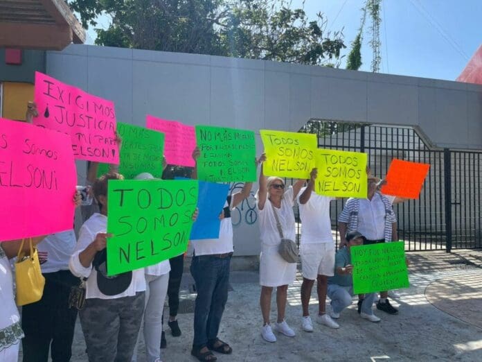 Trabajadores del ISSSTE se manifiestan en Cancún tras la muerte de un compañero