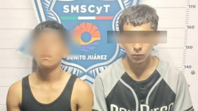 Detienen a dos sujetos por orinar en la vía pública en Cancún