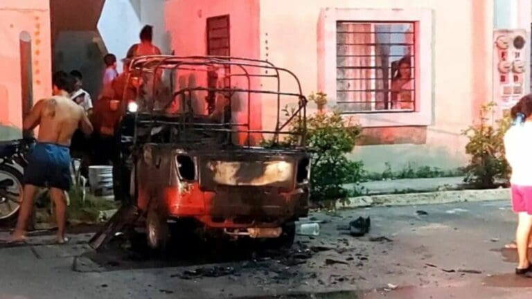 Otro ataque por cobro de piso en Cancún; incendian un mototaxi, un auto y una motocicleta