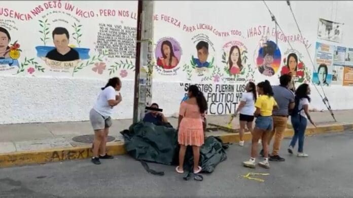 Madres buscadoras amarran a un poste a policía en Cancún; supuestamente les dijo que sus hijos desaparecieron por su culpa