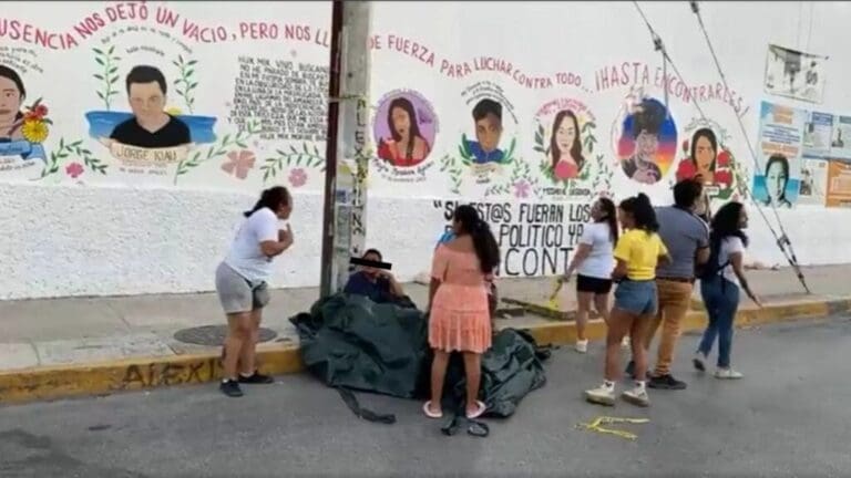 Video: Madres buscadoras amarran a un poste a policía en Cancún; supuestamente les dijo que sus hijos desaparecieron por su culpa
