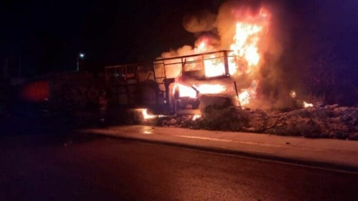 Se incendia camioneta en el fraccionamiento Villas Otoch Paraíso de Cancún