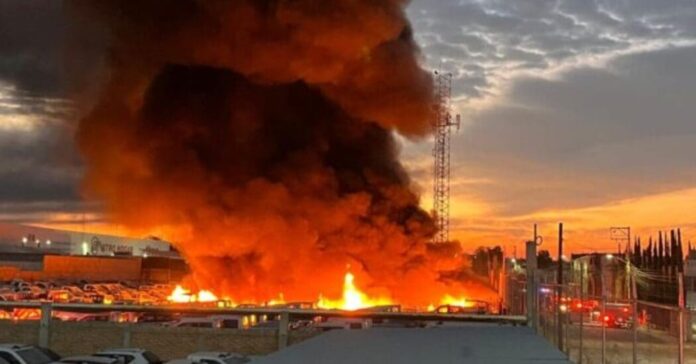 Incendio consume 100 vehículos en almacén de Aguascalientes