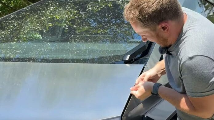 VIDEO: YouTuber casi pierde un dedo con peligrosa maniobra en una Cybertruck