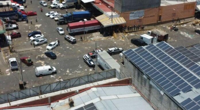 Un comerciante fue asesinado a balazos en la Central de Abastos de la ciudad de Querétaro, ubicada cerca de la colonia Plazas del Sol.