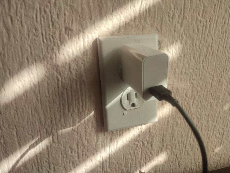 Dejar conectado el cargador de tu celular consume mucha energía eléctrica. Y en Quintana Roo tenemos una de las tarifas más altas de la CFE.