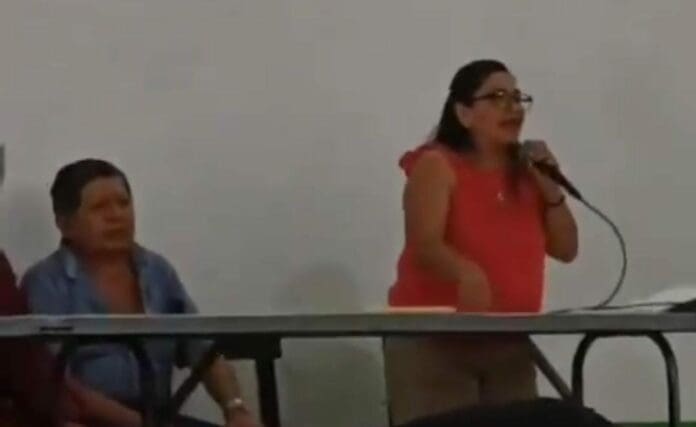 Una morenista fue captada mientras amenazaba a ejidatarios en Yucatán. Les dijo que debían votar por la 4T para no perder sus apoyos.