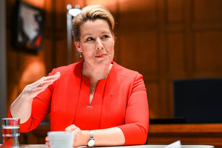 Golpean a exalcaldesa de Berlín en la cabeza; agresor es arrestado