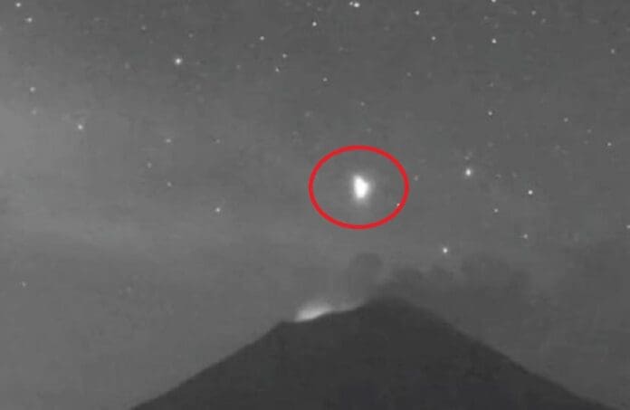 Cámaras de monitoreo captan extraño objeto luminoso sobre el volcán Popocatépetl