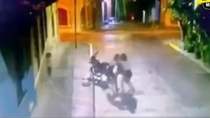 VIDEO: Dos mujeres dan tremenda golpiza a ladrón que intentó arrebatarles sus pertenencias