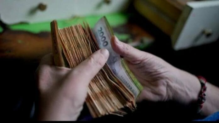 Argentina va a imprimir billetes con un valor cinco veces más grande que el de mayor denominación. Se trata de un billete de 10 mil pesos.