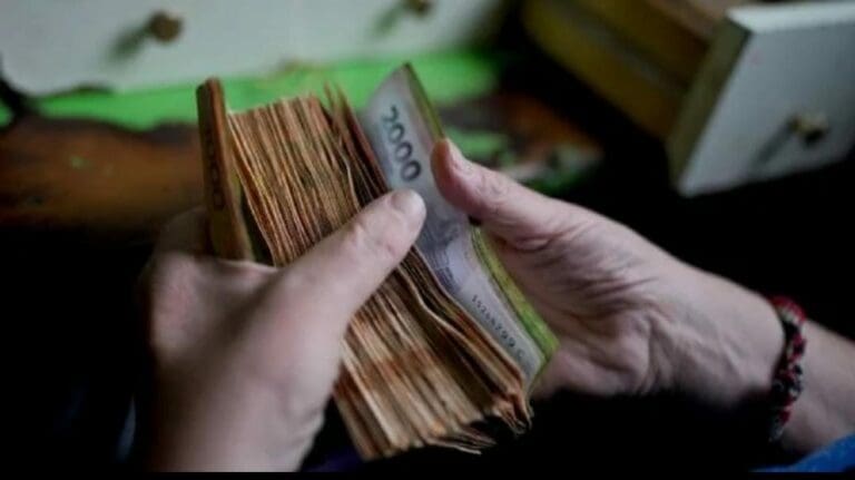 Argentina va a imprimir billetes con un valor cinco veces más grande que el de mayor denominación. Se trata de un billete de 10 mil pesos.