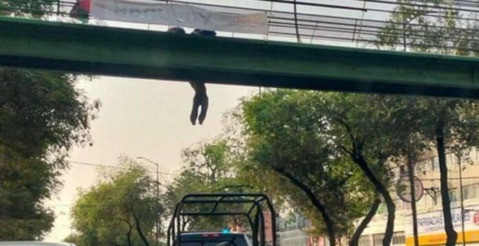 Video: Policía evitó que un sujeto saltara de un puente peatonal en Ciudad de México