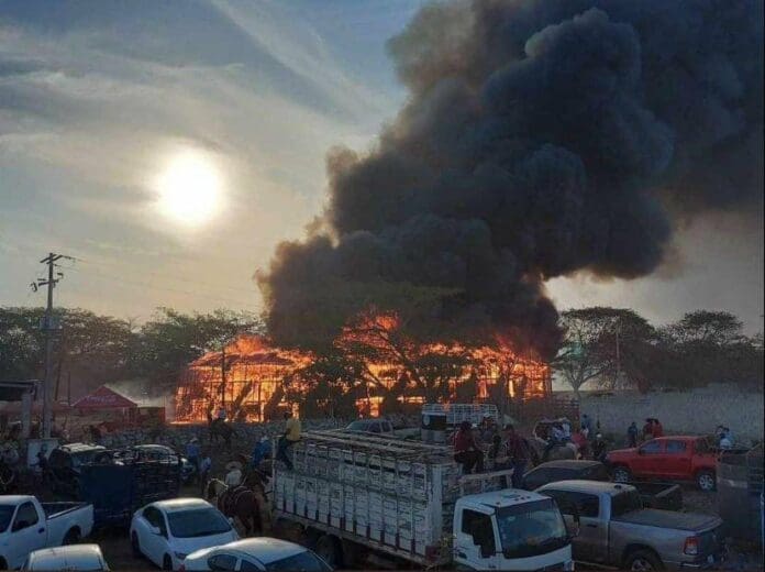 Video: Se incendió plaza de toros artesanal el día de su corrida inaugural en Yucatán