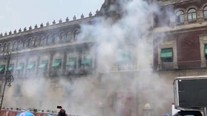 Estudiantes normalistas de Ayotzinapa lanzaron este lunes explosivos contra la fachada de Palacio Nacional de Ciudad de México.
