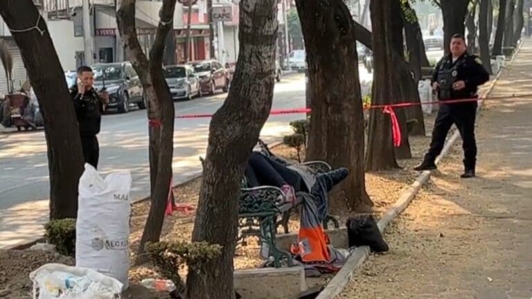 Hallan cadáver de una mujer sentada en una banca en CDMX