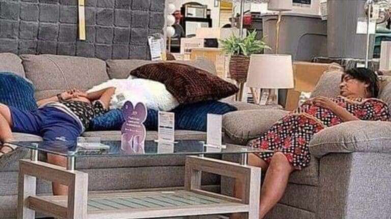 Captan a familia disfrutando de los muebles y el aire acondicionado de Coppel