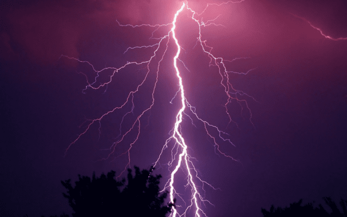 Rayo cae en una vivienda en Panamá y mata a tres miembros de una familia