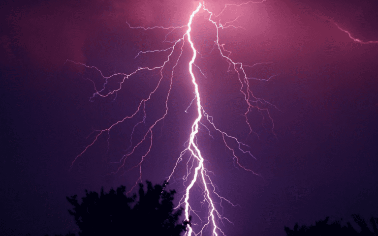 Rayo cae en una vivienda en Panamá y mata a tres miembros de una familia