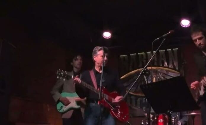 Antony Blinken, secretario de Estado de EU, saca su lado rockero en un bar de Kiev