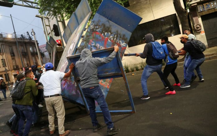Normalistas protestan afuera del edificio de Segob en CDMX; tiran valla de protección