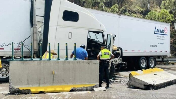 Fuerte choque desata colapso vial y cierre de autopista México-Puebla