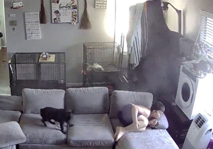 VIDEO: Una bala perdida casi impacta a un niño que estaba sentado en el sofá de su casa en EE. UU.