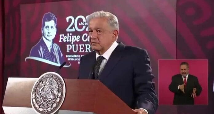 AMLO confirmó en su conferencia de este jueves que la bandera estará izada en el Zócalo de la Ciudad de México este domingo.