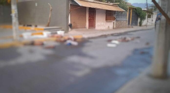 Cuatro cuerpos desmembrados y decapitados, entre ellos el de una mujer, fueron dejados cerca de una escuela secundaria en Acapulco.