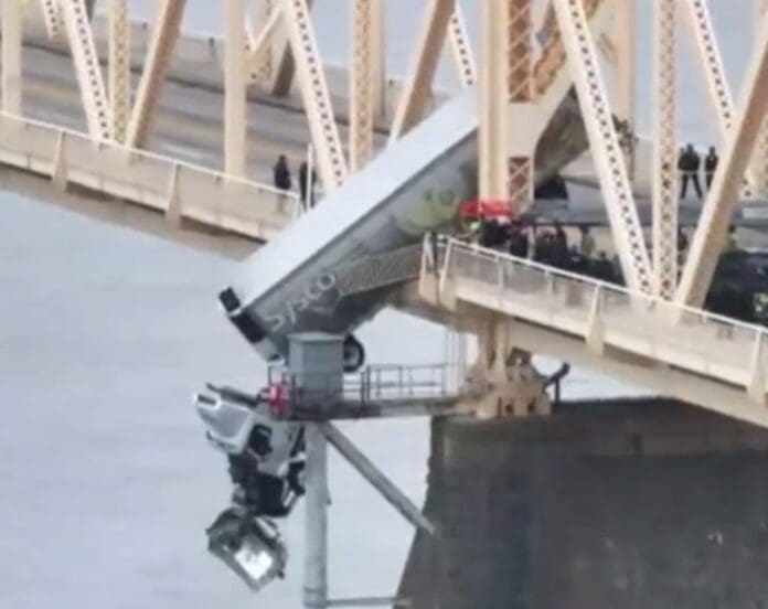 Video: Una mujer se salva de caer de un puente tras quedar colgada de su camión en EE. UU.