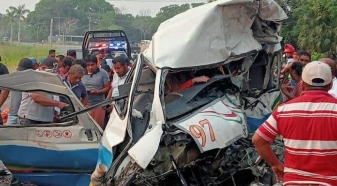 Ya son 12 las personas que han perdido la vida luego de un grave accidente carretero ocurrido la mañana de este viernes en Tabasco.