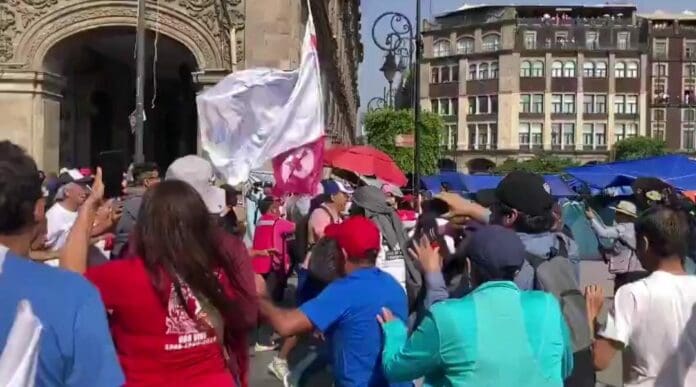 Los asistentes a la Marea Rosa se agarraron a golpes con algunos de los maestros de la Coordinadora Nacional de Trabajadores de la Educación.