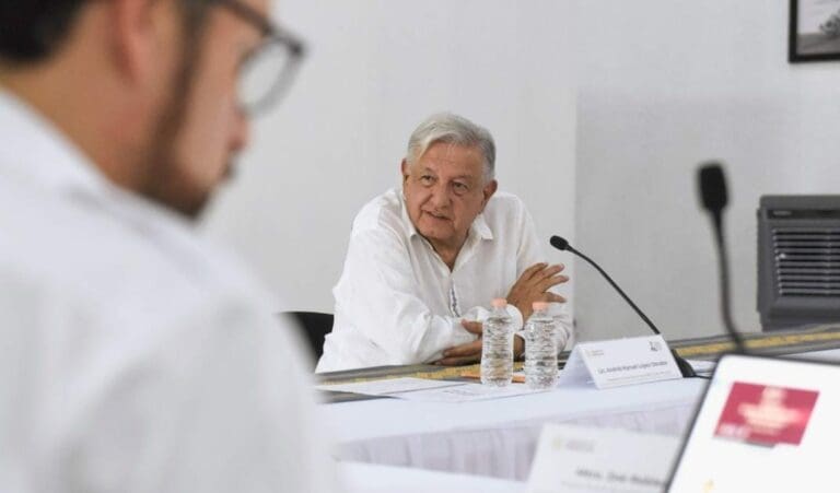 AMLO felicitó al personal de la CFE por supuetamente lograr que no hubiera apagones en los últimos 10 días.