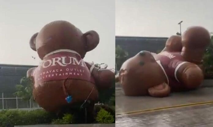 Un oso inflable de gran tamaño fue arrastrado por los fuertes vientos y fue captado circulando por las calles de Cuernavaca.