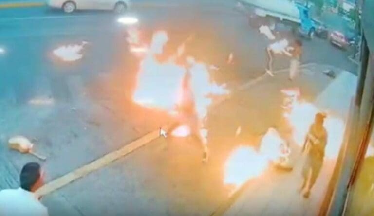 Video: Mariachi apuñala a malabarista en Morelia; se defiende y les prende fuego a los músicos