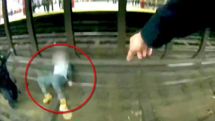 Un hombre cae a las vías del metro de Nueva York y es rescatado cuando el tren se aproximaba