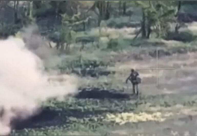 Video: Un soldado ruso esquiva siete ataques de drones kamikaze en Ucrania