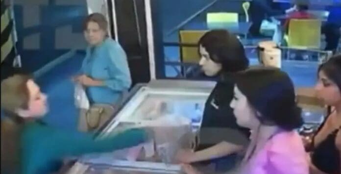 VIDEO: Enfermera causa destrozos en heladería de Ecatepec, Edomex por ataque de celos