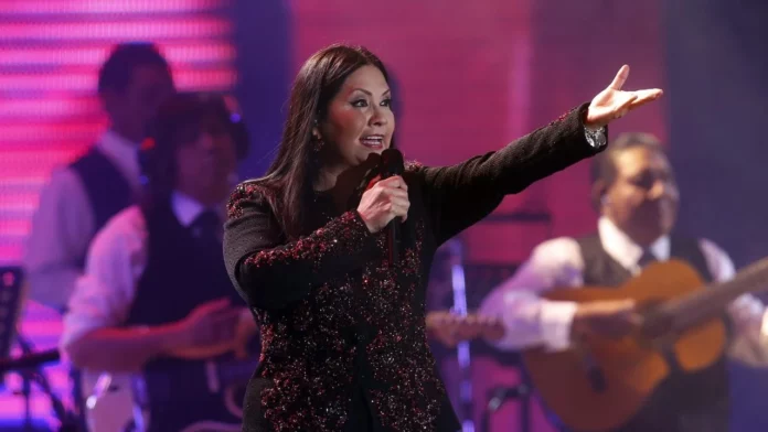 Salud de Ana Gabriel empeora y permanecerá hospitalizada