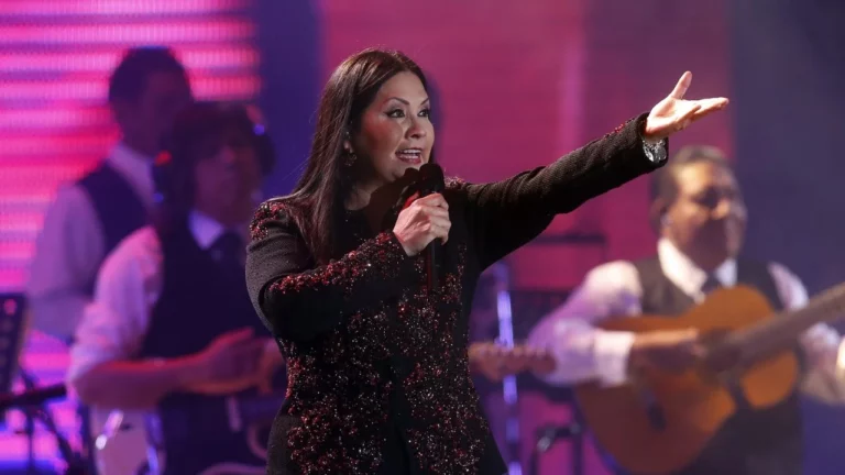 Salud de Ana Gabriel empeora y permanecerá hospitalizada