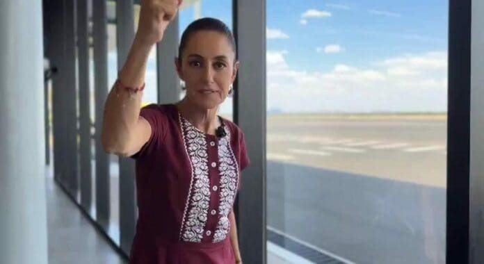 Claudia Sheinbaum denunció que presuntamente la oposición está ofreciendo hasta mil 500 pesos a cambio de la credencial de elector.