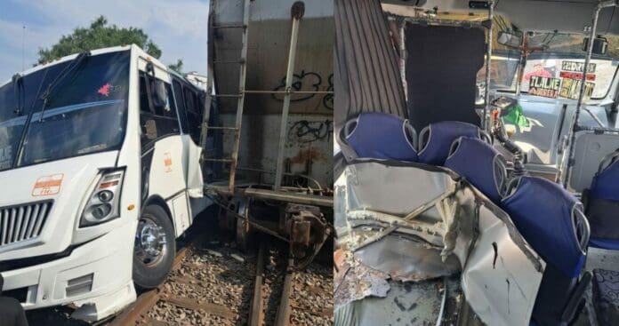 La locomotora de un tren impactó una unidad de transporte público, en el municipio de Tlalnepantla, Edomex.