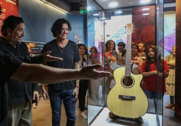 Video: Alejandro Sanz dona su guitarra 