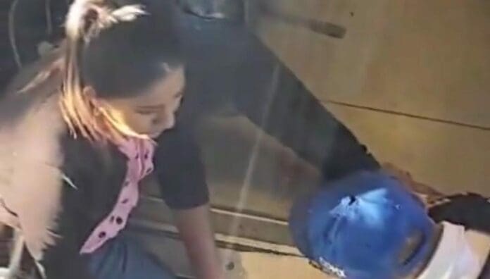 A una usuaria de la Línea 12 del Metro de la Ciudad de México se le atoró el pie entre el andén y un vagón.