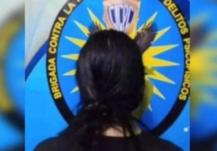 Video: Una mujer patea en la cabeza y agrede con un lápiz a su hijo de un año en Venezuela