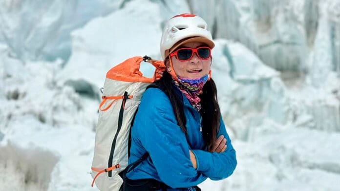 Una alpinista nepalesa rompe el récord femenino de ascenso más rápido al Everest