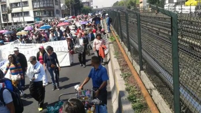 CNTE consigue aumento salarial del 13%, tras varios días de protestas y bloqueos