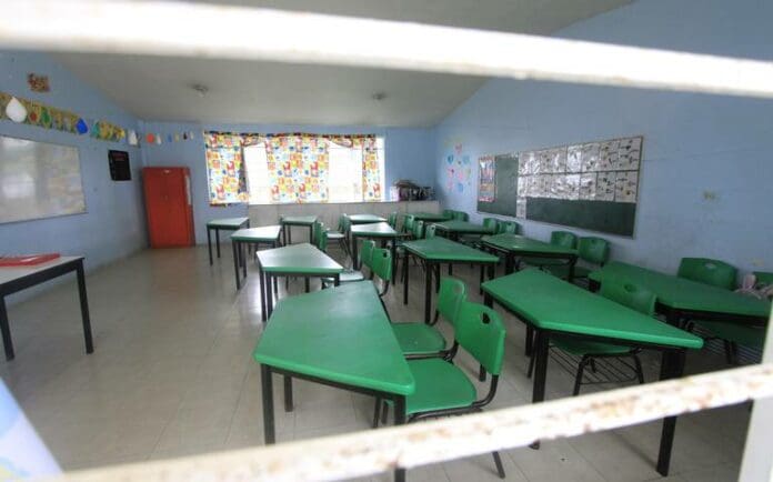 Maestro encerró a sus alumnos a más de 40 grados en Coatzacoalcos; dos terminaron desmayados